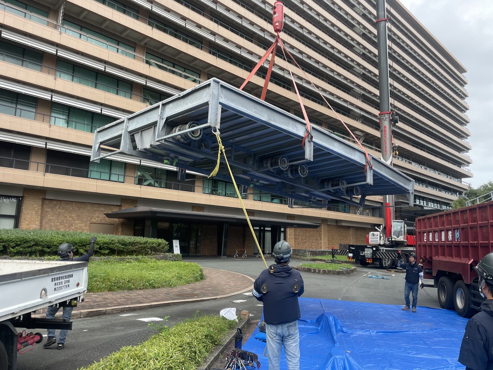 クレーンによる搬入作業